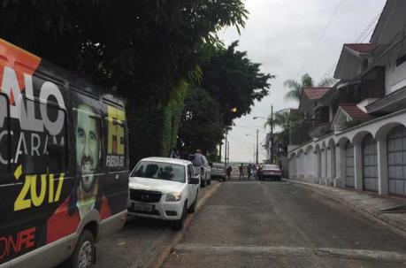 En la casa de Abdalá Bucaram se encuentras parqueados automóviles de Fuerza Ecuador. Foto: Mario Faustos / ÚN