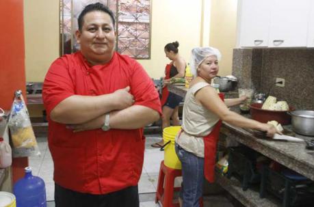 José Gutiérrez cocina el encebolladito de los campeones manabas. Foto: David Paredes/ ÚN