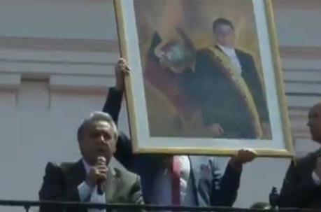 Un cuadro con el retrato del expresidente Rafael Correa fue mostrado durante el Cambio de Guardia. Foto: Captura de pantalla
