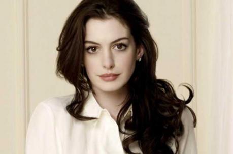 La actriz Anne Hathaway negocia con Sony para interpretar a Barbie. Foto: Captura de pantalla