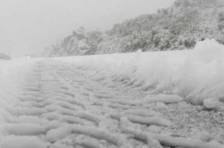 Kilómetro 20 de la vía a Papallacta cubierta de nieve. Foto: Cortesía de la Secretaria de Riesgos.
