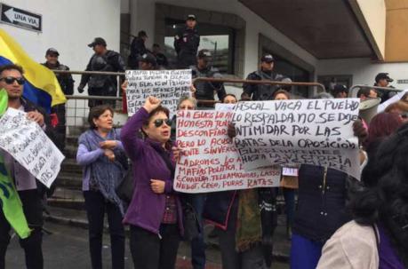 Dos grupos de manifestantes se concentraron en los exteriores de la Corte Nacional de Justicia este martes 29 de agosto del 2017. Foto: Diego Pallero / ÚN