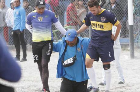 En entrenador de Loja de rodillas cumpliendo una promesa. Foto: Eduardo Terán / ÚN