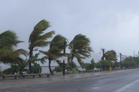 Vista de una tormenta hoy, jueves 7 de septiembre de 2017, en el Club Náutico de San Fernando de Montecristi (República Dominicana). El ojo del huracán Irma, de categoría 5, se mueve sobre la costa norte donde las fuertes lluvias han causado algunas inund