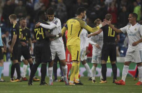 Los jugadores del Tottenham saludan con los del Real Madrid en el estadio Santiago Bernabéu. Foto: EFE