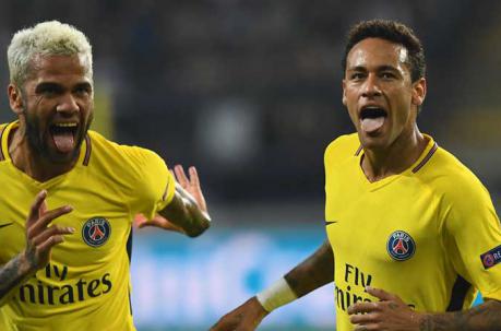 Dany Alves y Neymar celebran la victoria del PSG ante el Anderlecht. Foto: AFP