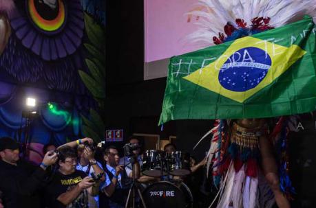 Rosie Oliveira, representante de Amazonas, desfilo con poca ropa y con una bandera grasileña que decìa Fuera Temer. Foto: AFP