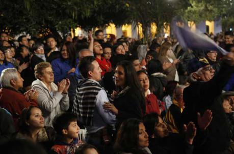 La Plaza Grande también se llenó de espectadores quienes asistieron al concierto por fiestas de Quito. Foto: Diego Pallero / ÚN