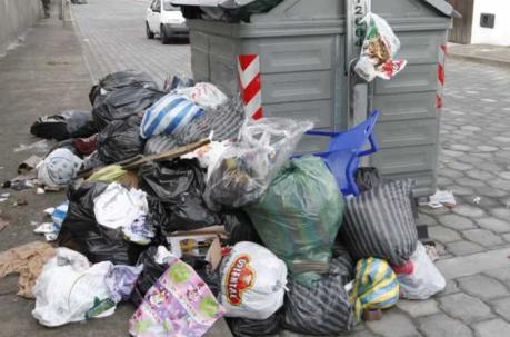 Se trata de la emergencia en la recolección de la basura, particularmente en los sectores en donde existen contenedores. Foto: Eduardo Terán / ÚN