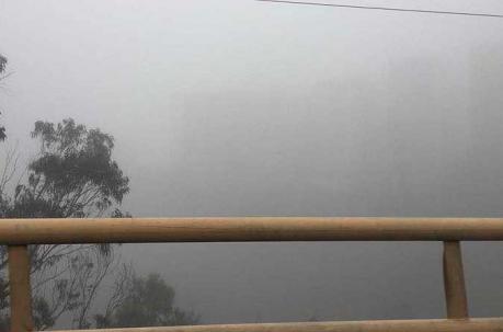 Ya entrada la mañana se mantiene la niebla en zonas como la González Suárez, en el norte de Quito. Foto: Paúl Rivas / ÚN