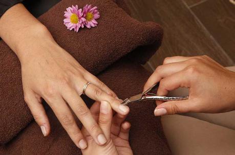 El spa inicia con el corte y limpieza de las uñas.