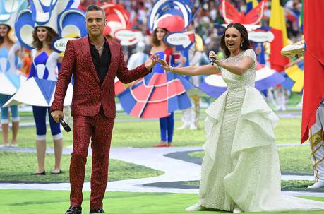 Robbie Williams y la soprano rusa Aida Garifullina en la inauguración del Mundial. Foto: AFP