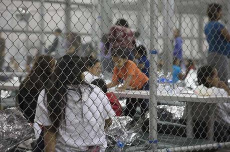 Autoridades estadounidenses han dicho que más de 2 300 niños han sido separados de sus padres o tutores desde comienzos de mayo, cuando la política fue anunciada. Foto: AFP