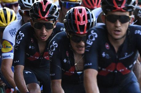 Egan Bernal (izq.), junto con Richard Carapaz (centro) en el Tour de Francia 2020. Foto: AFP