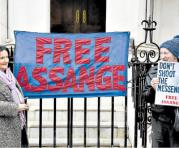 Manifestantes apoyan a Assange afuera de la Embajada en Londres. Foto: Facundo Arrizabalaga &#47; EFE