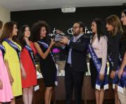 Las candidatas en la presentación oficial de la corona que se llevará la ganadora del certamen. Foto: Alfredo Lagla / ÚN