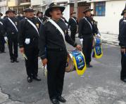 Los egresados del Colegio Mejía engalanaron las fiestas del barrio en San Bartolo. Foto;: Santiago Ponce / EL COMERCIO