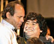 Fotografía de archivo del 4 de abril de 2005 del exfutbolista paraguayo Roberto Cabañas (i) abrazando a Diego Armando Maradona (d) en la celebración del centenario del club Boca Juniors. Foto: EFE