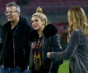 Shakira en el terreno de juego tras el partido de vuelta de octavos de final de la Liga de Campeones. Foto: EFE