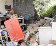 Así quedó una de las casas afectadas por los movimientos de tierra, en Atucucho. Foto: Alfredo Lagla / ÚN