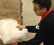 Al colocar el rollo de papel higiénico dentro del dispensador, asegúrese de dejar el extremo de la hoja hacia el exterior. Foto: Julio Estrella / ÚN