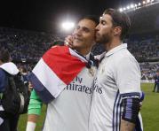 Keylor Navas celebra el título del Real Madrid con Sergio Ramos. Foto: EFE
