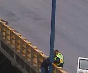 La policía evitó un suicidio en el puente de Gualo. Foto: Cortesía del ECU 911