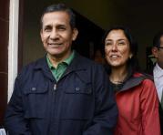 El expresidente de Perú Ollanta Humala abandona junto a su esposa (d) el local de su partido político ayer, jueves 13 de julio de 2017, en Lima (Perú). Foto: EFE