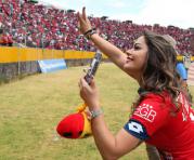 La modelo Larissa Riquelme se puso la ‘roja’ de El Nacional y paseó para los aficionados. Foto: ÚN