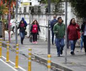 La gente se movilizó a pie por las principales avenidas de Quito. Foto: Patricio Terán / ÚN
