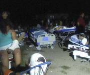 Médicos atienden a lesionados en medio de la oscuridad y a campo abierto debido a la falta de energía eléctrica, en el municipio de Juchitán, en el estado de Oaxaca (México) hoy, viernes 8 de septiembre de 2017, tras el fuerte sismo de magnitud 8,2 en la