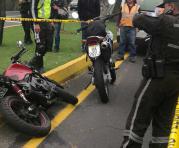 Dos personas que se transportaban en una moto murieron en accidente de tránsito en la autopista General Rumiñahui. Foto: Paúl Rivas / ÚN