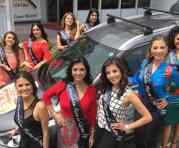 Las candidatas a Reina de Quito posan junto con el auto que recibirá la que gane el concurso. Foto: Paúl Rivas / ÚN