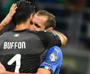 Los jugadores de la selección italiana, el arquero Gianluigi Buffon (i), y el defensa Giorgio Chiellini (2i) se lamentan luego de perder la clasificación al Mundial de Rusia 2018 al término del partido de fútbol de vuelta entre Italia y Suecia por la elim