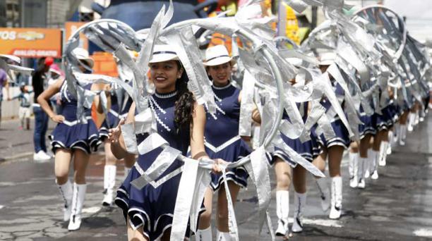 Las bastoneras galardonaron el desfile de la Confraternidad realizado en la avenida de los Shyris en Quito. Foto: Patricio Terán / ÚN