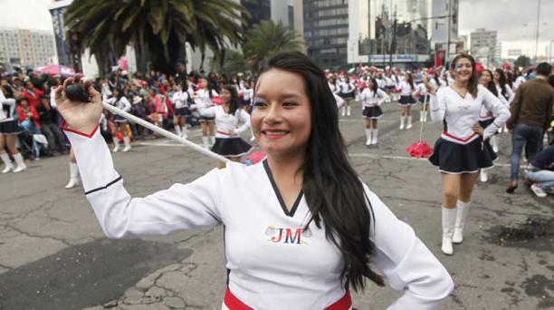 Las bastoneras galardonaron el desfile de la Confraternidad realizado en la avenida de los Shyris en Quito. Foto: Patricio Terán / ÚN