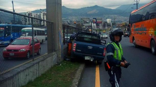 Una camioneta se impactó contra el muro que divide los carriles en el descenso puente de Guajaló. Foto: Cortesía AMT