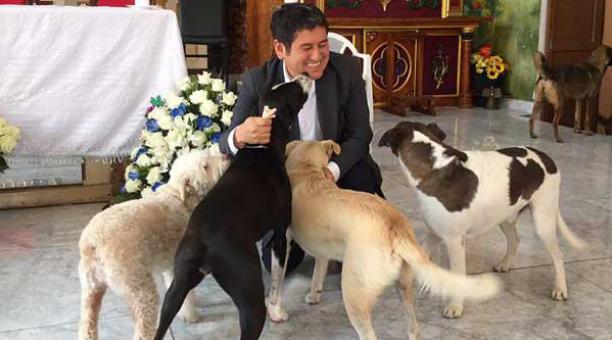 Hace cuatro años, el padre Leonardo Merino es el párroco de Nayón. Tienen una docena de perros. Foto: Betty Beltrán / ÚN