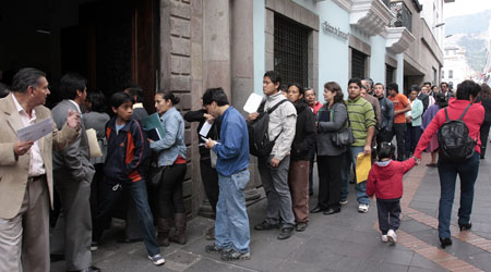 En el edificio central del Municipio de Quito, en la Venezuela y Chile, se paga el impuesto predial. Foto: Alfredo Lagla&#47; UN
