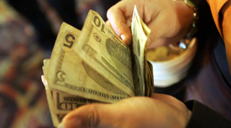 Los timadores confunden a sus v&iacute;ctimas insertando dinero falso con las divisas originales. Foto: Archivo &#47;UN