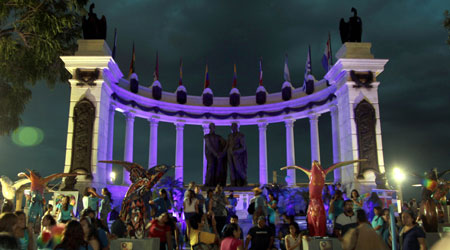 El a&ntilde;o pasado se ilumin&oacute; el Malec&oacute;n y 9 Octubre en el monumento de La Rotonda de Guayaquil. Foto: Archivo&#47;UN
