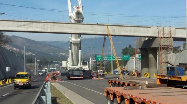 El sentido Quito-Aeropuerto, de la Ruta Viva, fue cerrado por la colocación de las vigas que sostendrán un puente. Foto: Eduardo Terán / EL COMERCIO