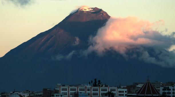 El volcán Tungurahua (5 020 msnm) tiene un proceso discontinuo de erupción desde 1999. Foto: Archivo/ ÚN