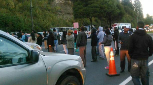 Vecinos de los altos de Monjas-Collacoto piden un puente para los vehículos y así evitar choques. Foto: Twitter