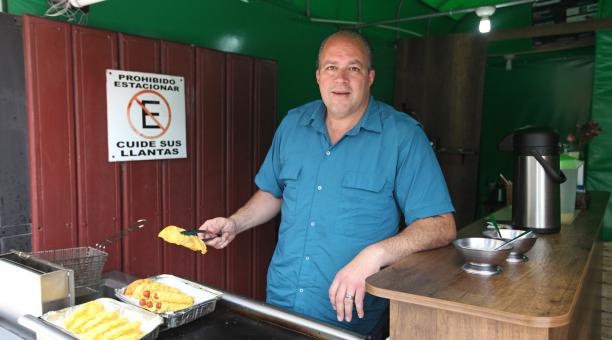 Gabriel Brito es el fundador de El Toldo Verde, un negocio de comida venezolana, en el norte de Quito. Foto: Julio Estrella / ÚN