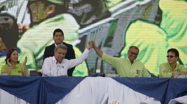 Lenín Moreno fue proclamado como candidato presidencial por el partido Alianza País en el estadio Gonzalo Pozo, en el sur de Quito. Mientras que Jorge Glas (derecha) será su binomio. Foto: Galo Paguay / El Comercio