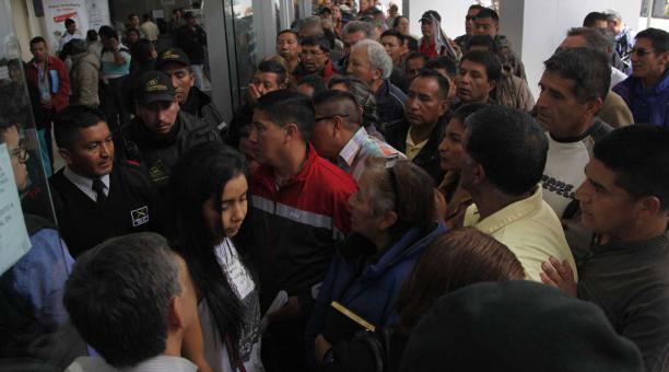 Galo Paguay / ÚN Los afiliados al Issfa coparon las afueras de las oficinas en Quito para tramitar un crédito.