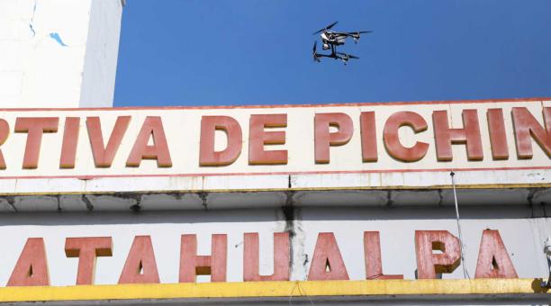 iego pallero / ÚN La imagen muestra el momento que uno de los drones sobrevolaba por encima de la tribuna del Estadio Olímpico Atahualpa.