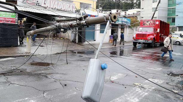 Al lugar de la caída llegó personal de la Empresa Eléctrica Quito para reparar los daños. Foto: Diego Pallero/ÚN