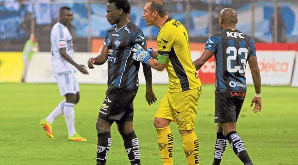 Luis Caicedo (izquierda) lamenta la expulsión durante el juego con Emelec. Foto: Api